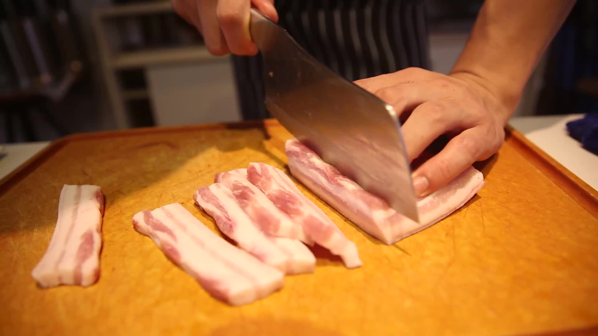 镜头合集厨师切五花肉片视频的预览图