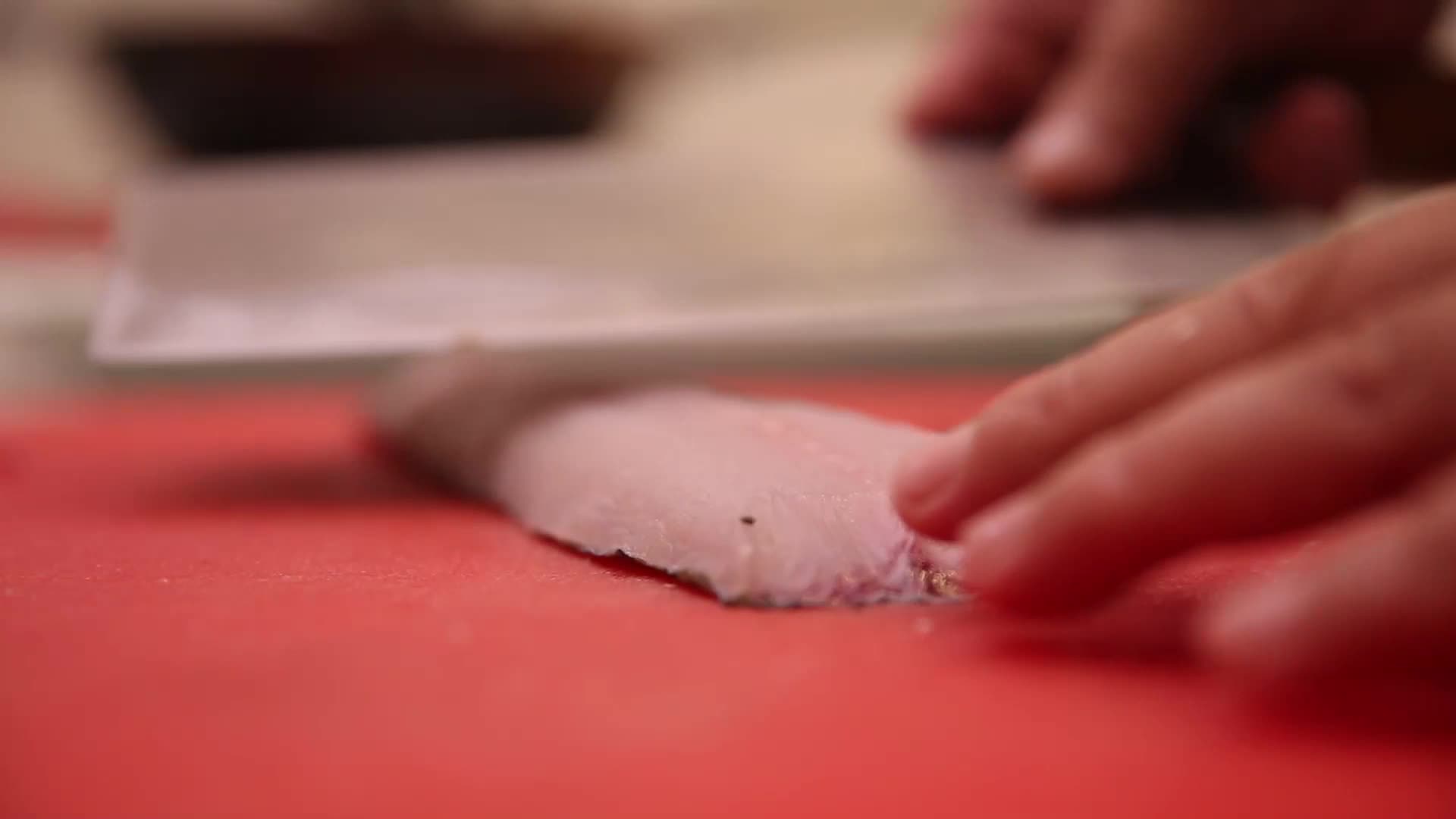 镜头合集日料厨师切生鱼片视频的预览图