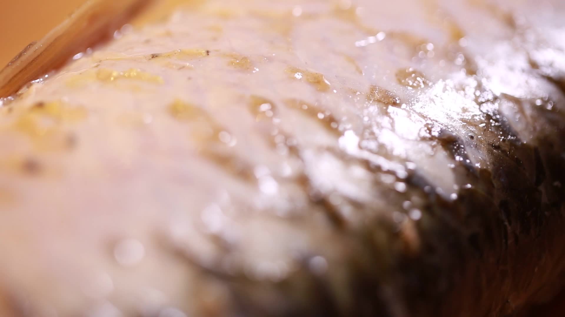 镜头合集菜刀刮去鱼皮表面污渍视频的预览图