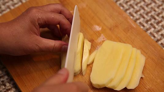 镜头合集厨师削土豆切土豆条视频的预览图