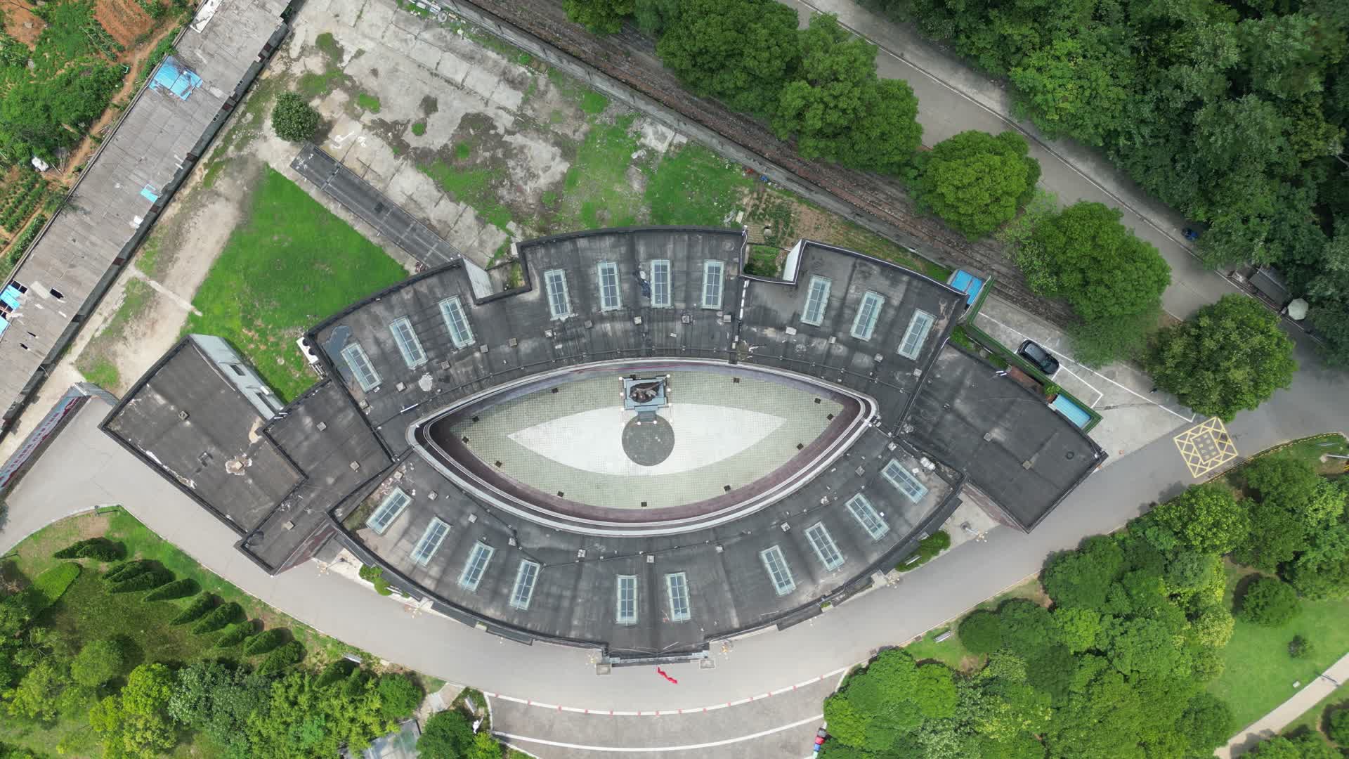 航拍湖北襄阳革命烈士纪念馆视频的预览图
