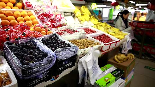 镜头合集水果市场卖草莓猕猴桃芒果摊位视频的预览图