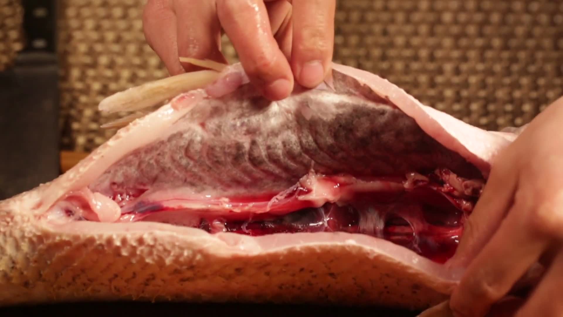 镜头合集清洗鱼肉处理鱼肉视频的预览图