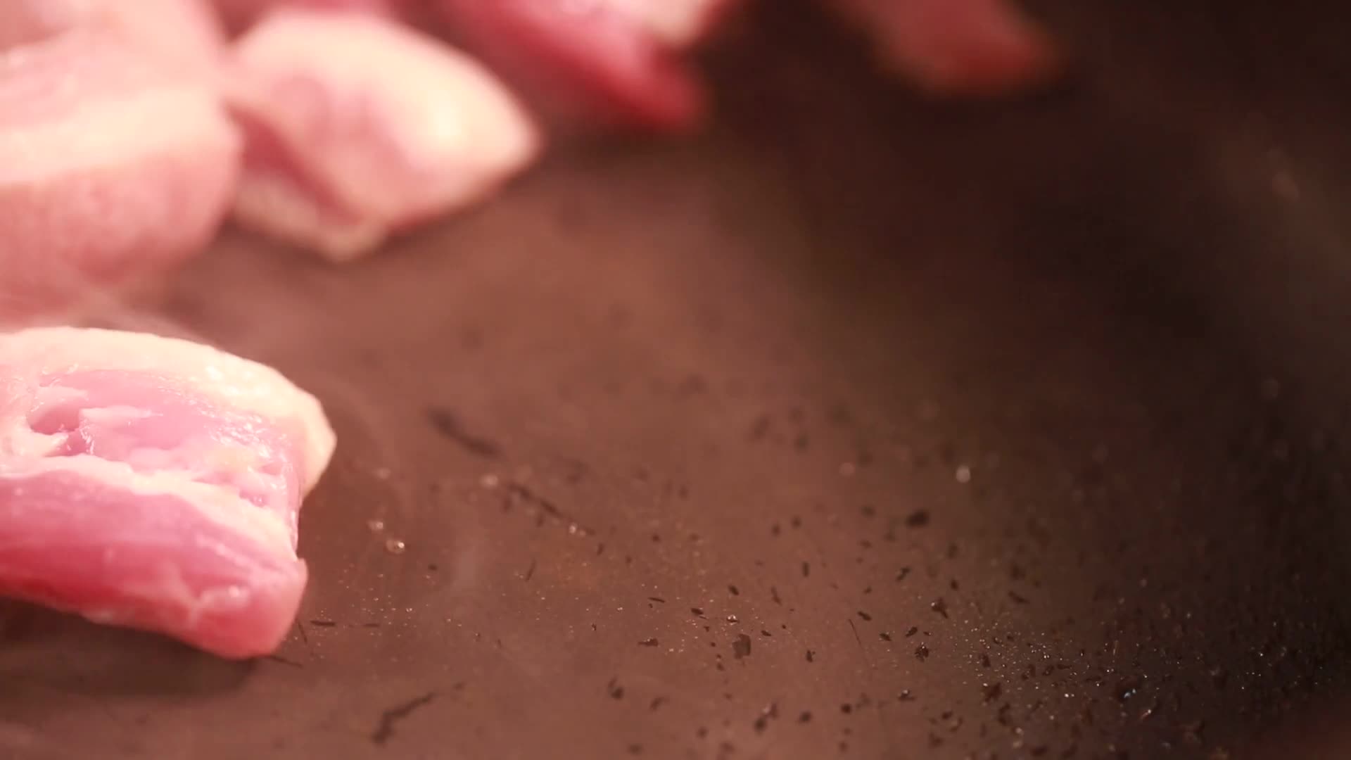 镜头合集砂锅炒制猪肉五花肉熬猪油视频的预览图