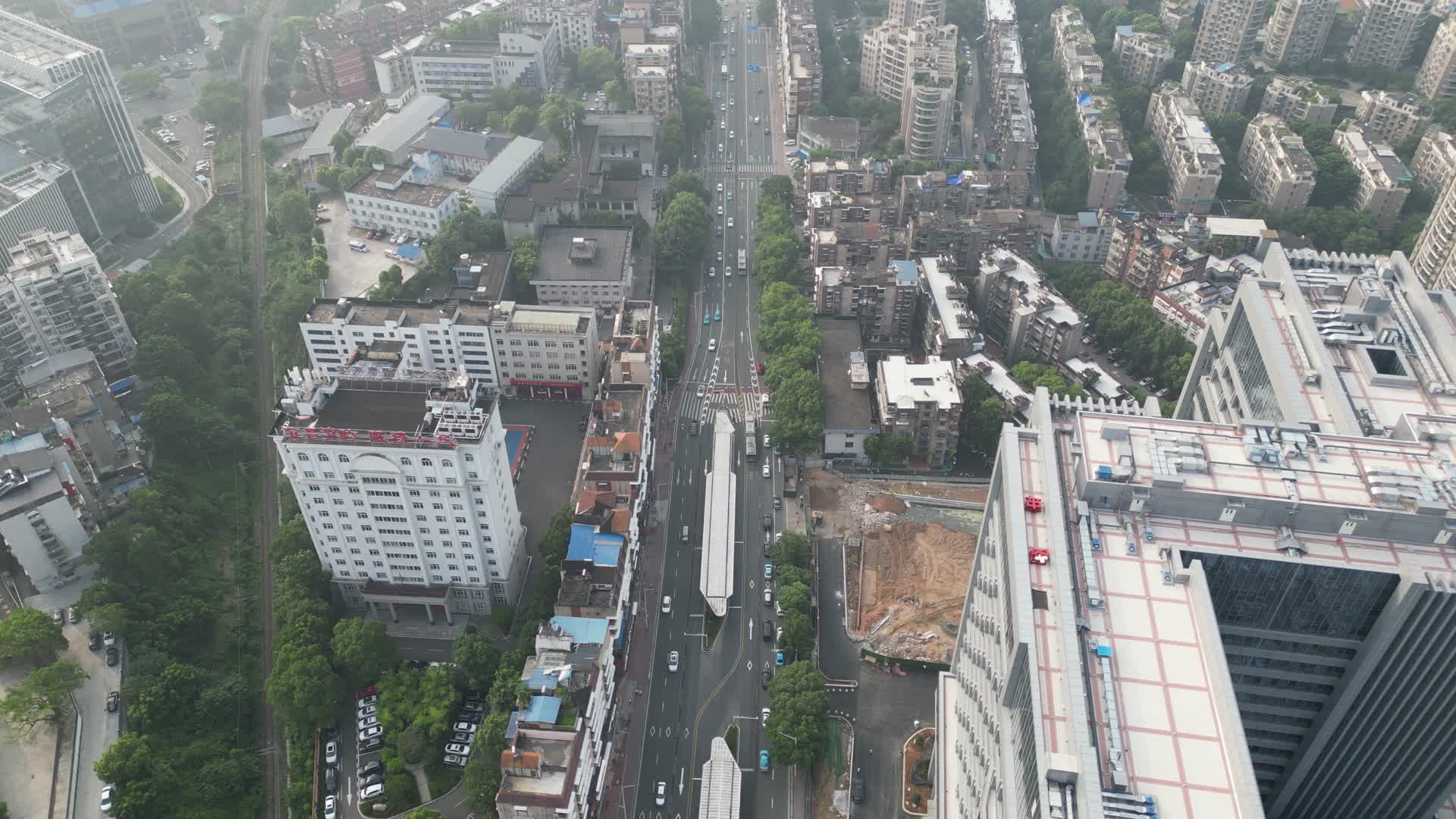 航拍湖北宜昌城市建设地标高楼视频的预览图