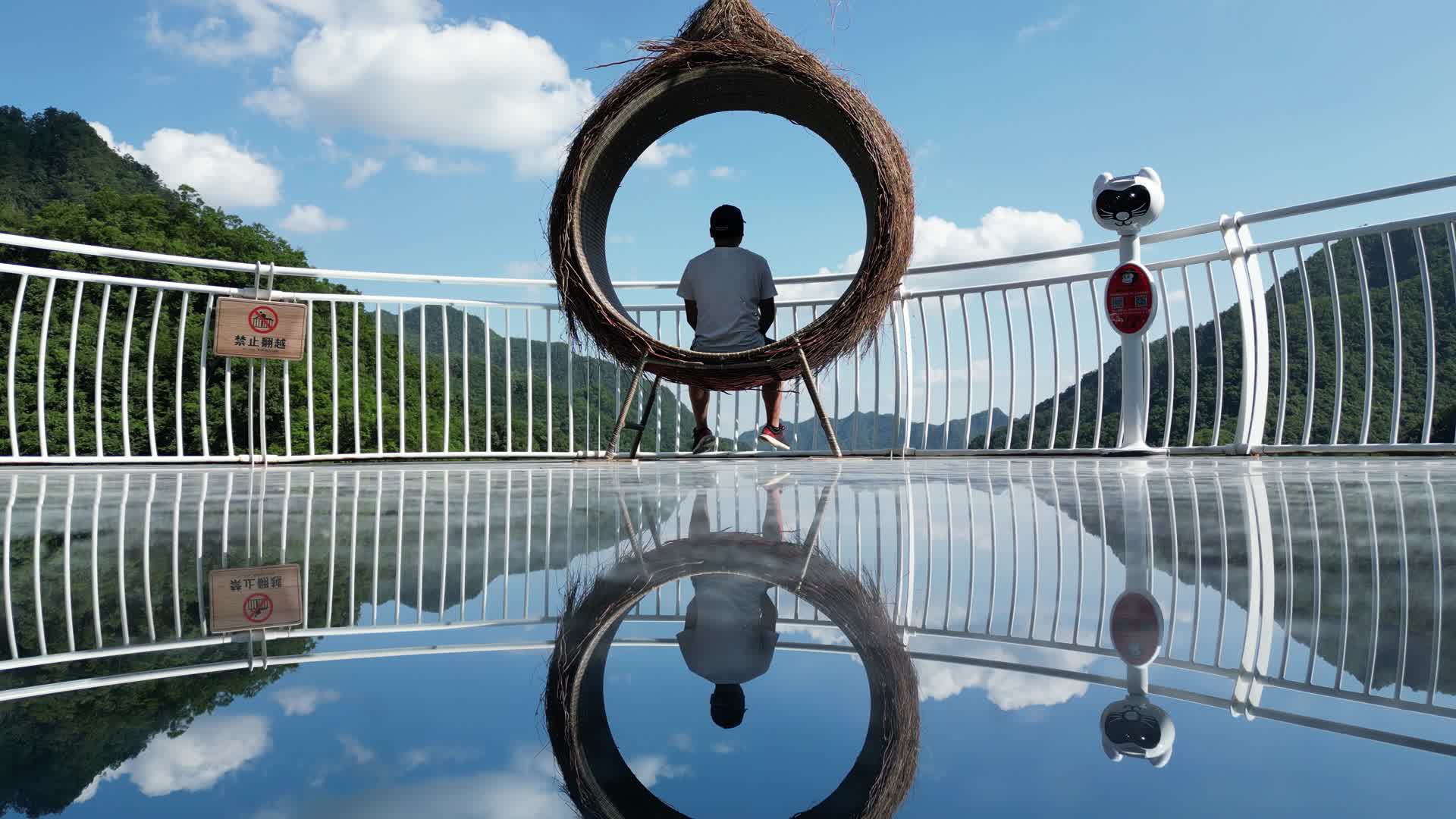 游客玻璃桥天空之境观光视频的预览图