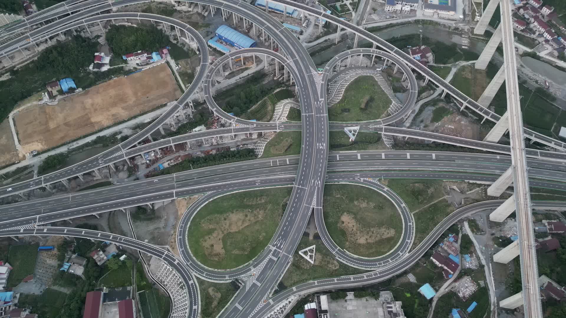 航拍城市错综复杂高架立交桥视频的预览图