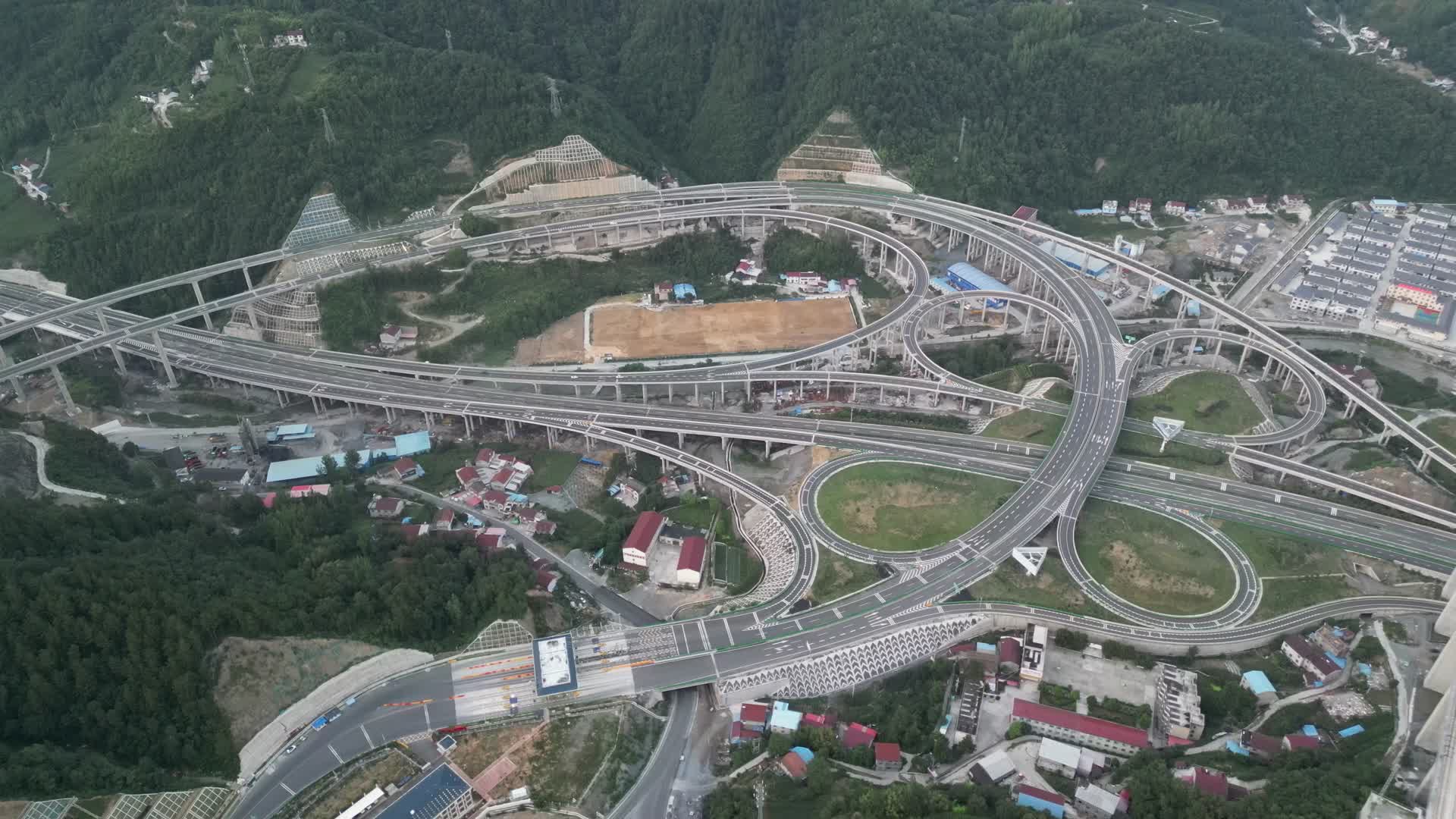航拍城市错综复杂高架立交桥视频的预览图