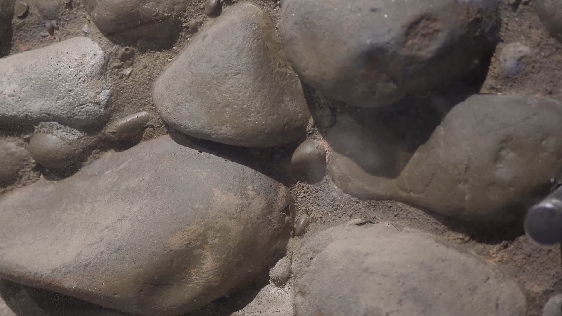 鹅卵石岩层石头石子视频的预览图