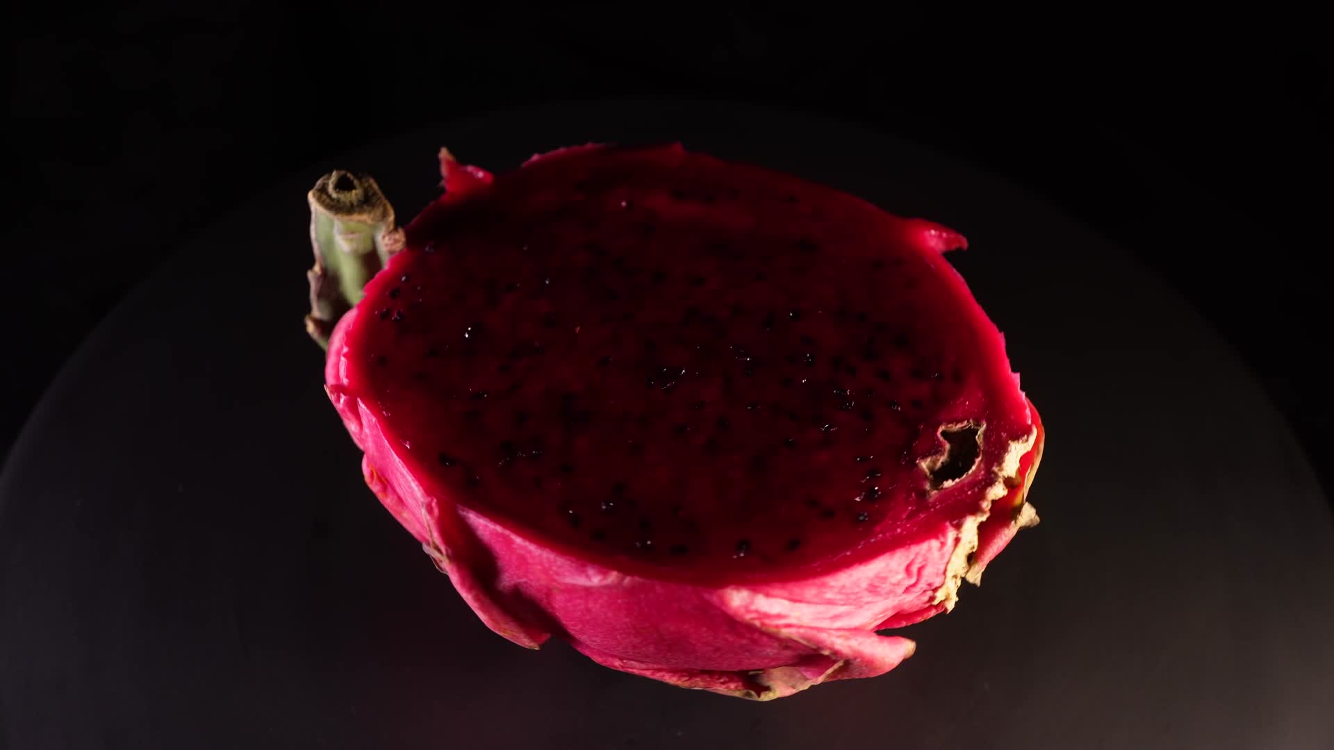 切开的红心火龙果肉视频的预览图