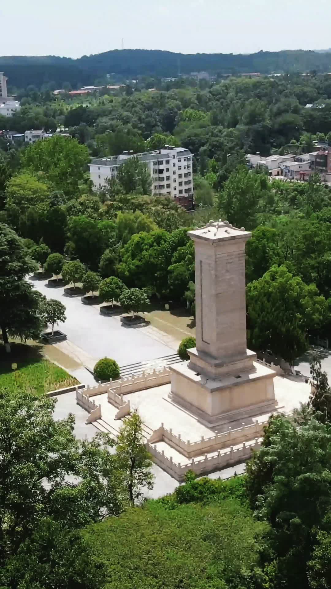 航拍湖北随州烈士陵园革命烈士纪念碑视频的预览图