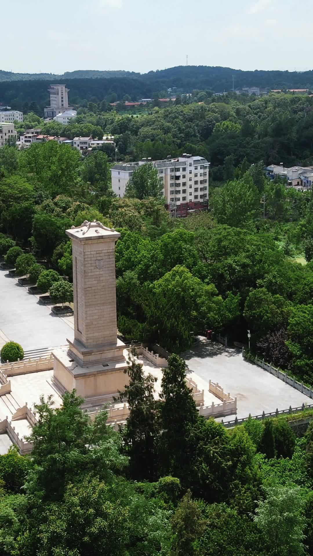 航拍湖北随州烈士陵园革命烈士纪念碑视频的预览图