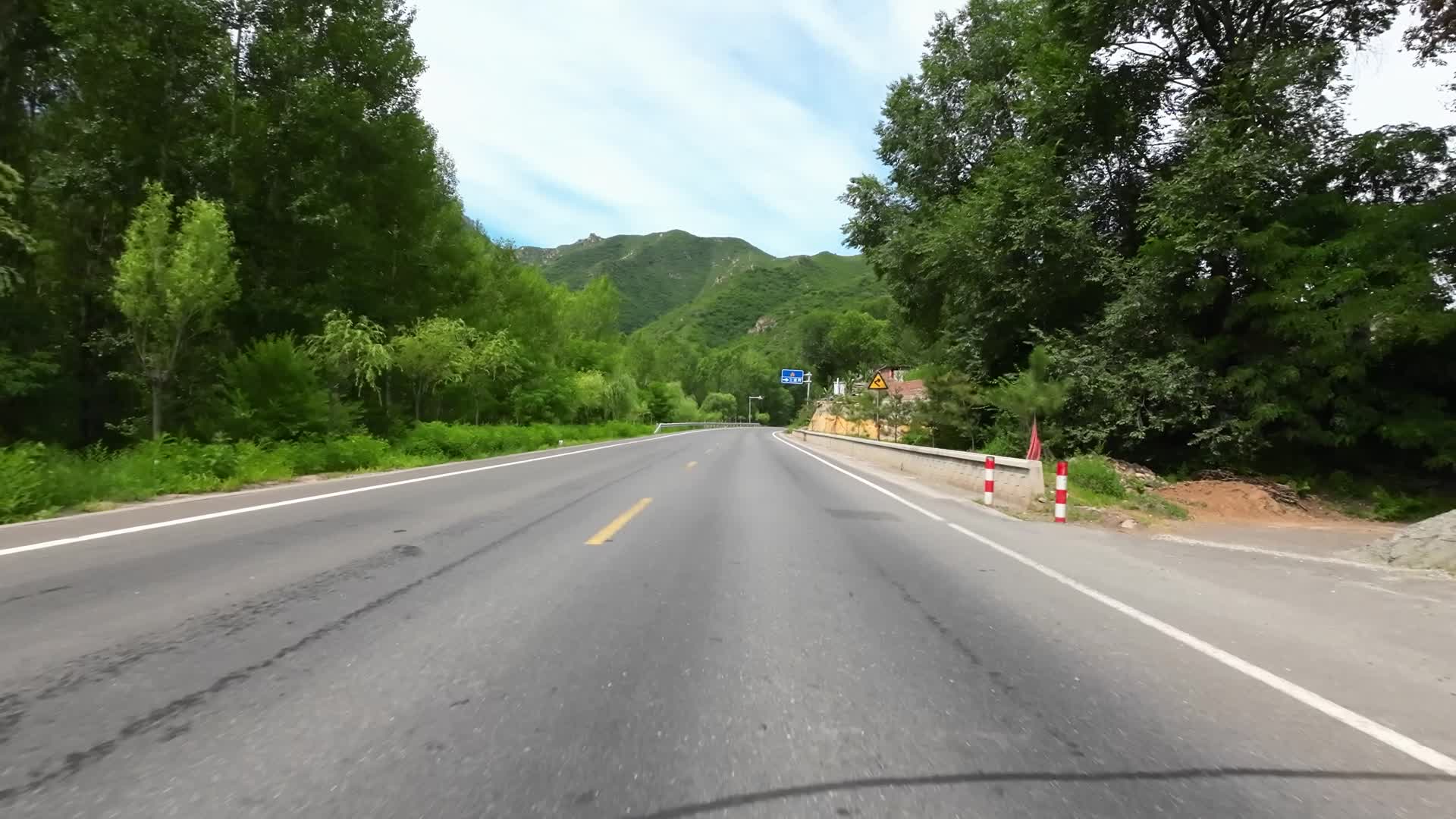 开车行驶在公路上视频的预览图