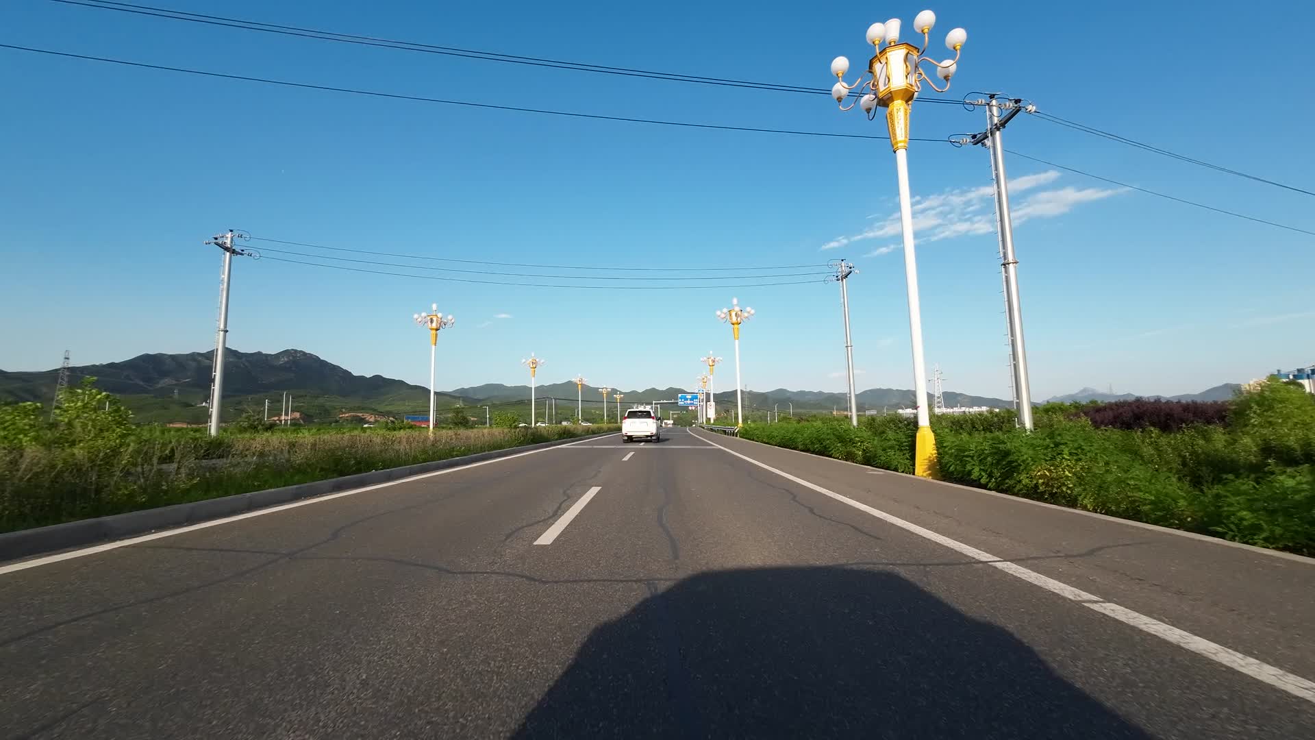 开车行驶在公路上视频的预览图