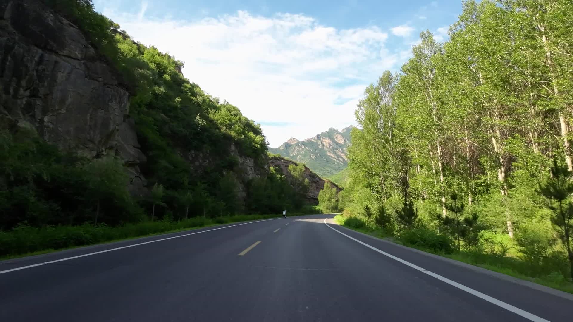 开车第一视角行驶在公路上视频的预览图