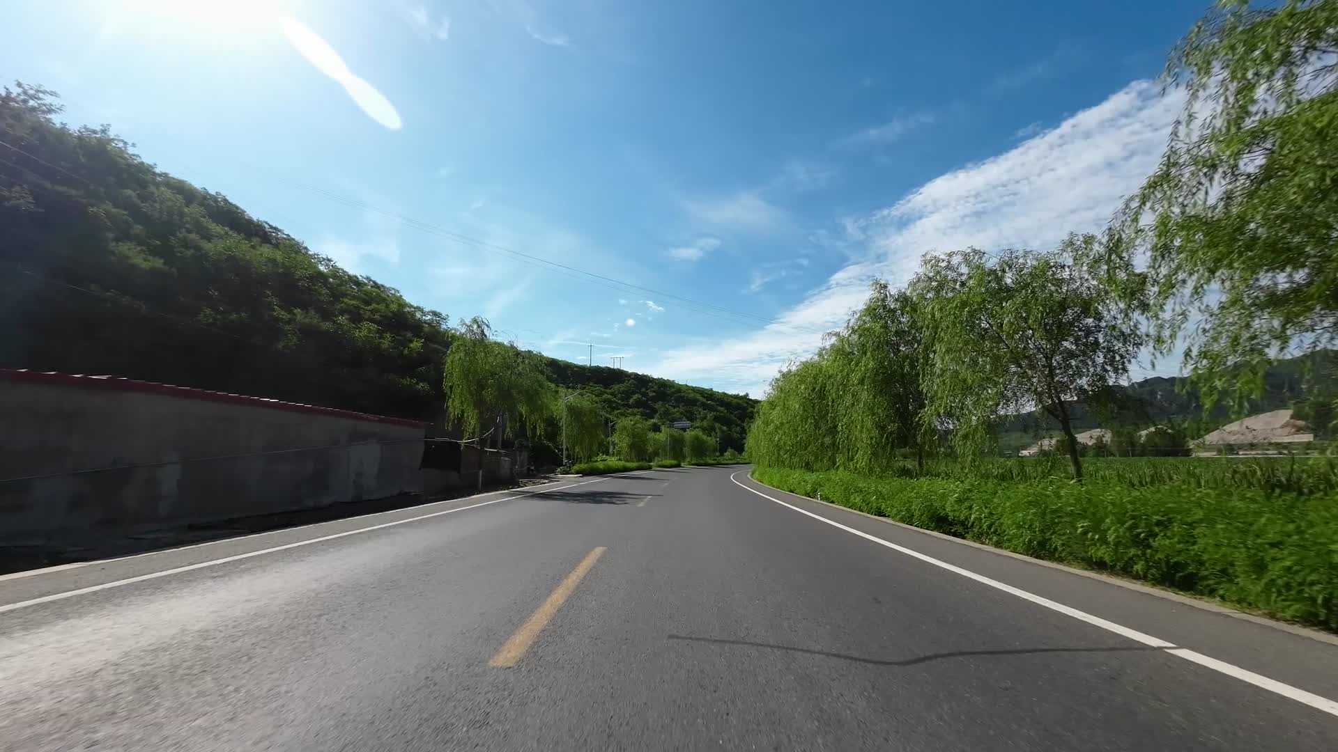 开车第一视角行驶在公路上视频的预览图