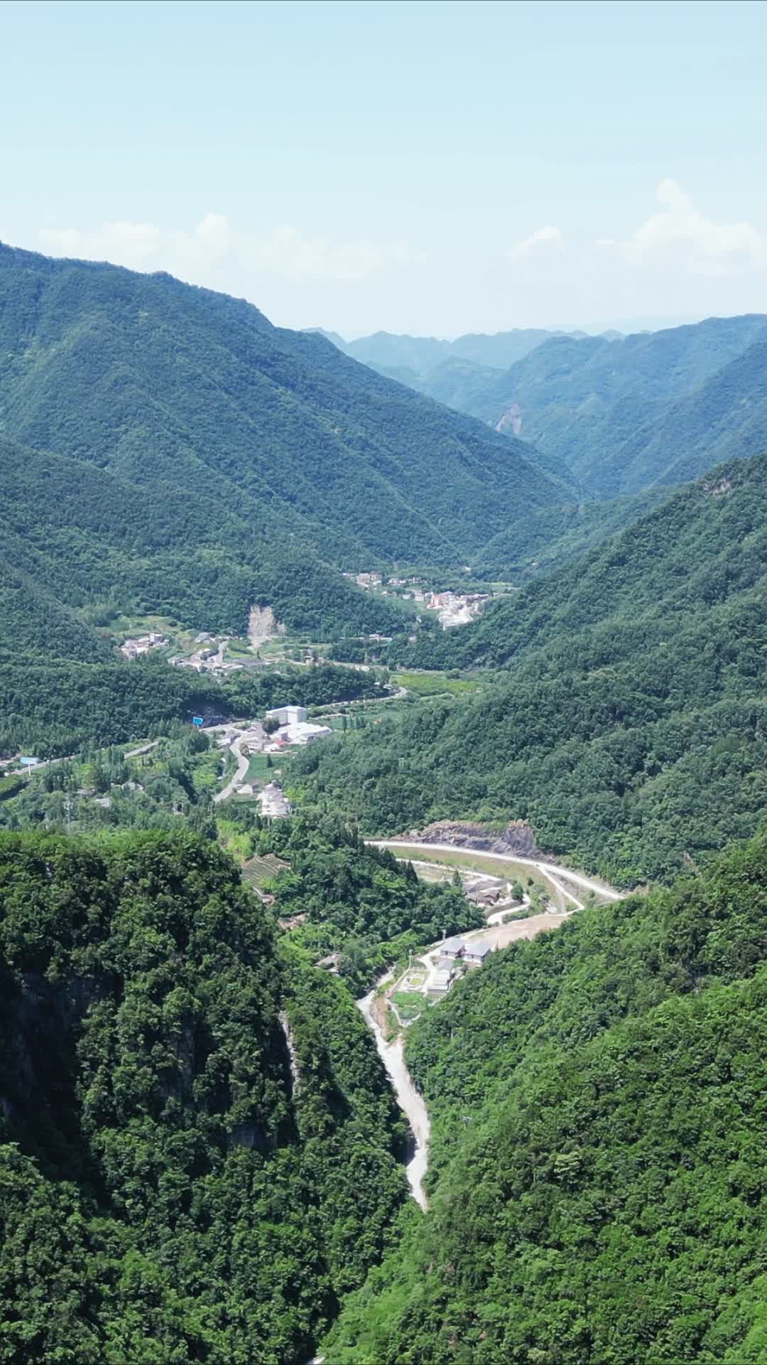 航拍大山中的公路竖屏视频的预览图