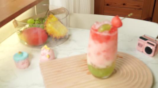 网红西瓜水果茶视频的预览图