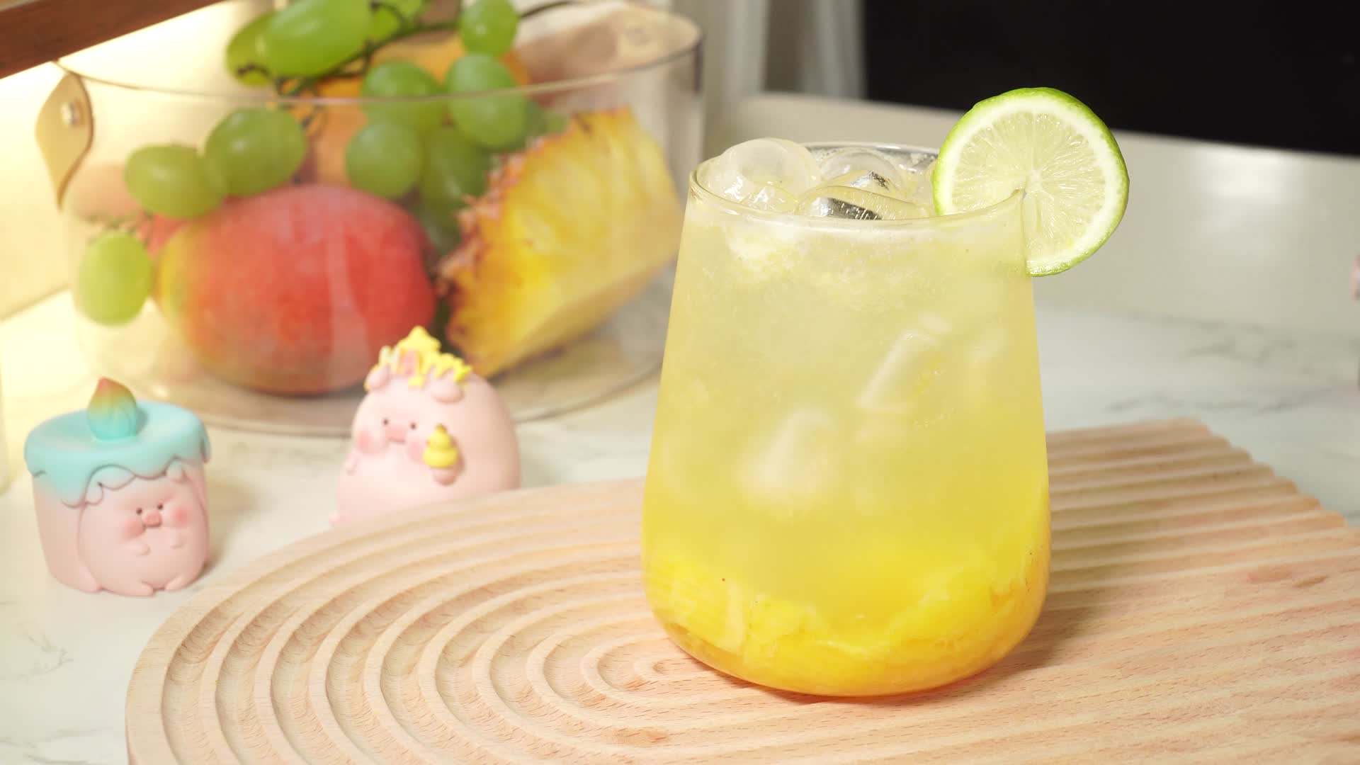 菠萝气泡水水果饮料健康饮品视频的预览图