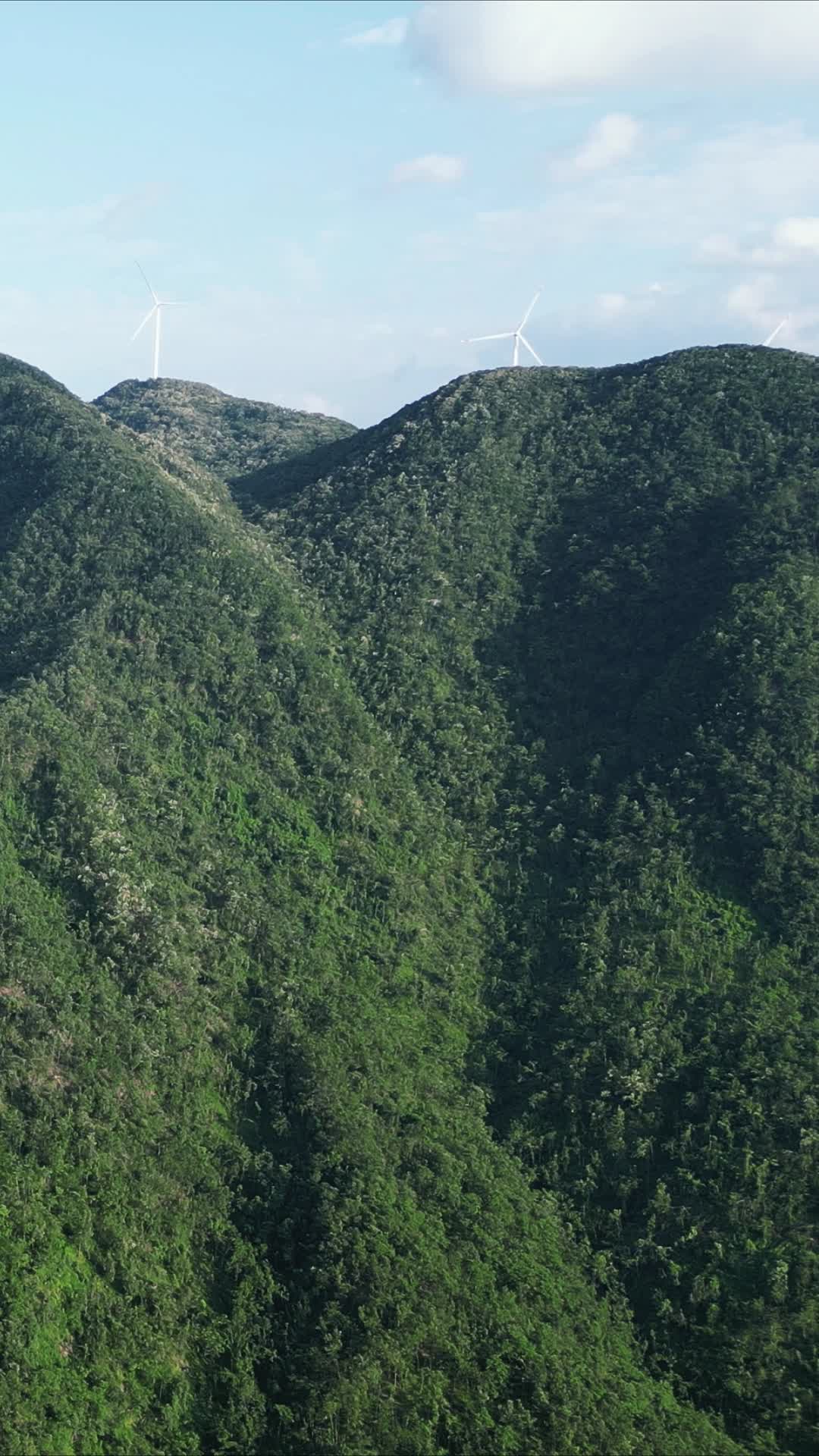 航拍能源发电风车高山山顶视频的预览图