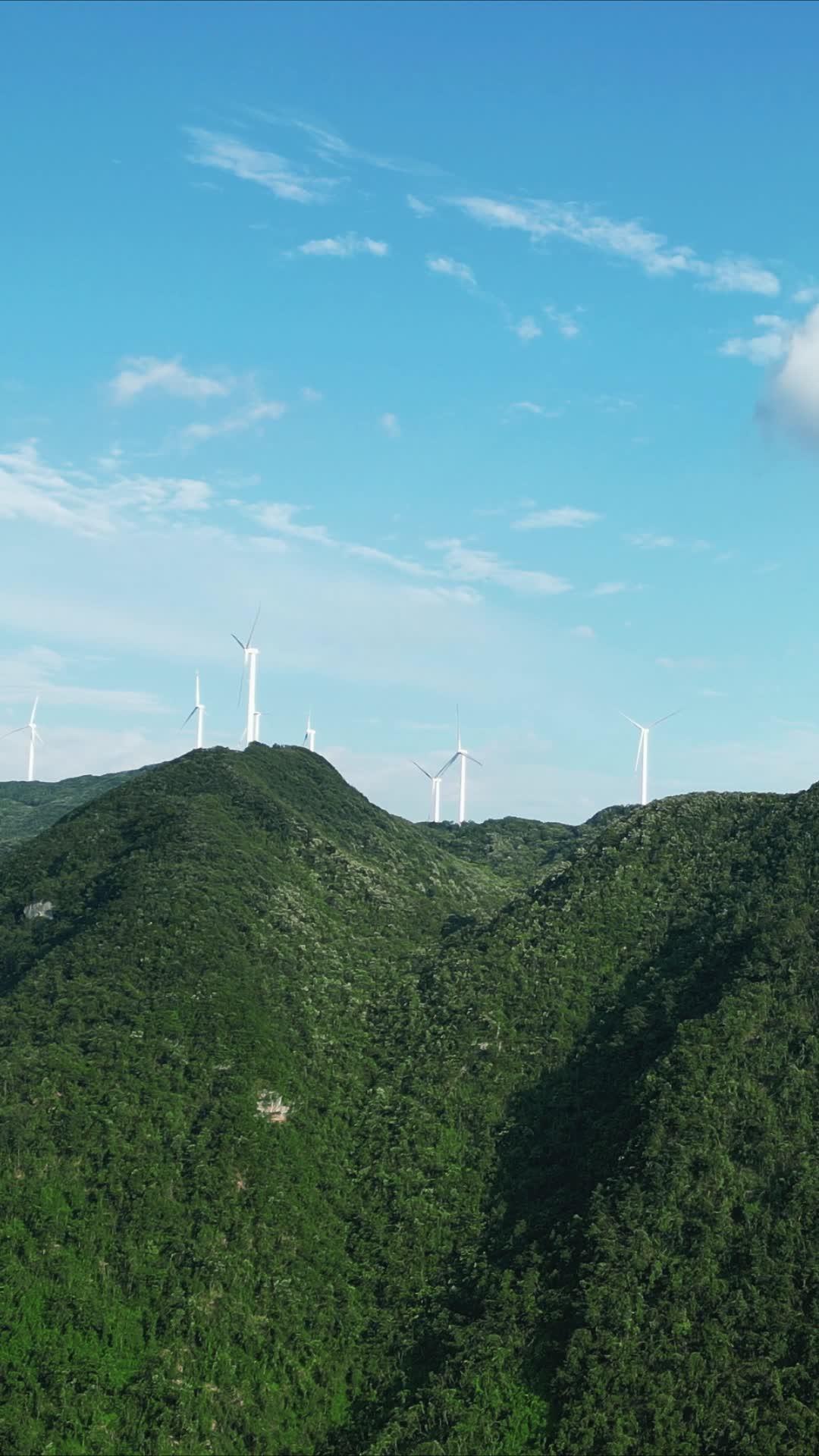 航拍能源发电风车高山山顶视频的预览图