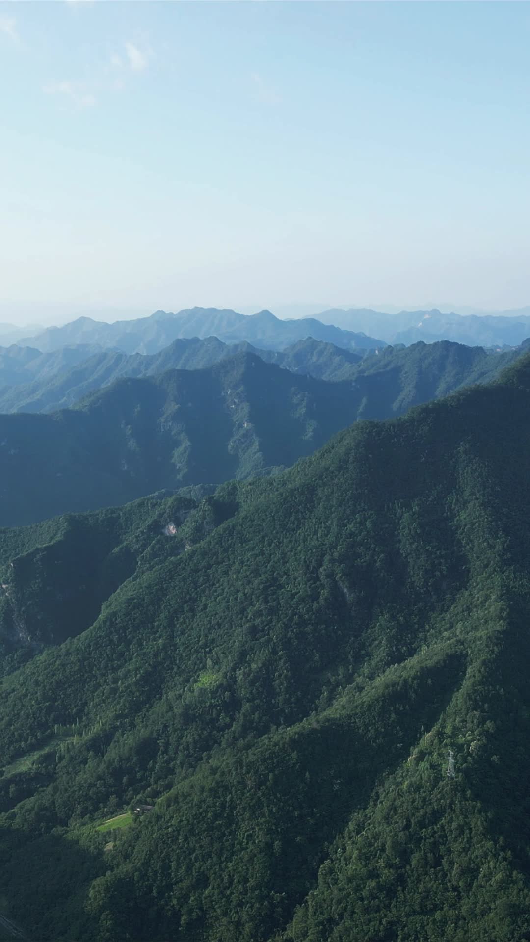 祖国高山峻岭绿色植物森林航拍视频的预览图