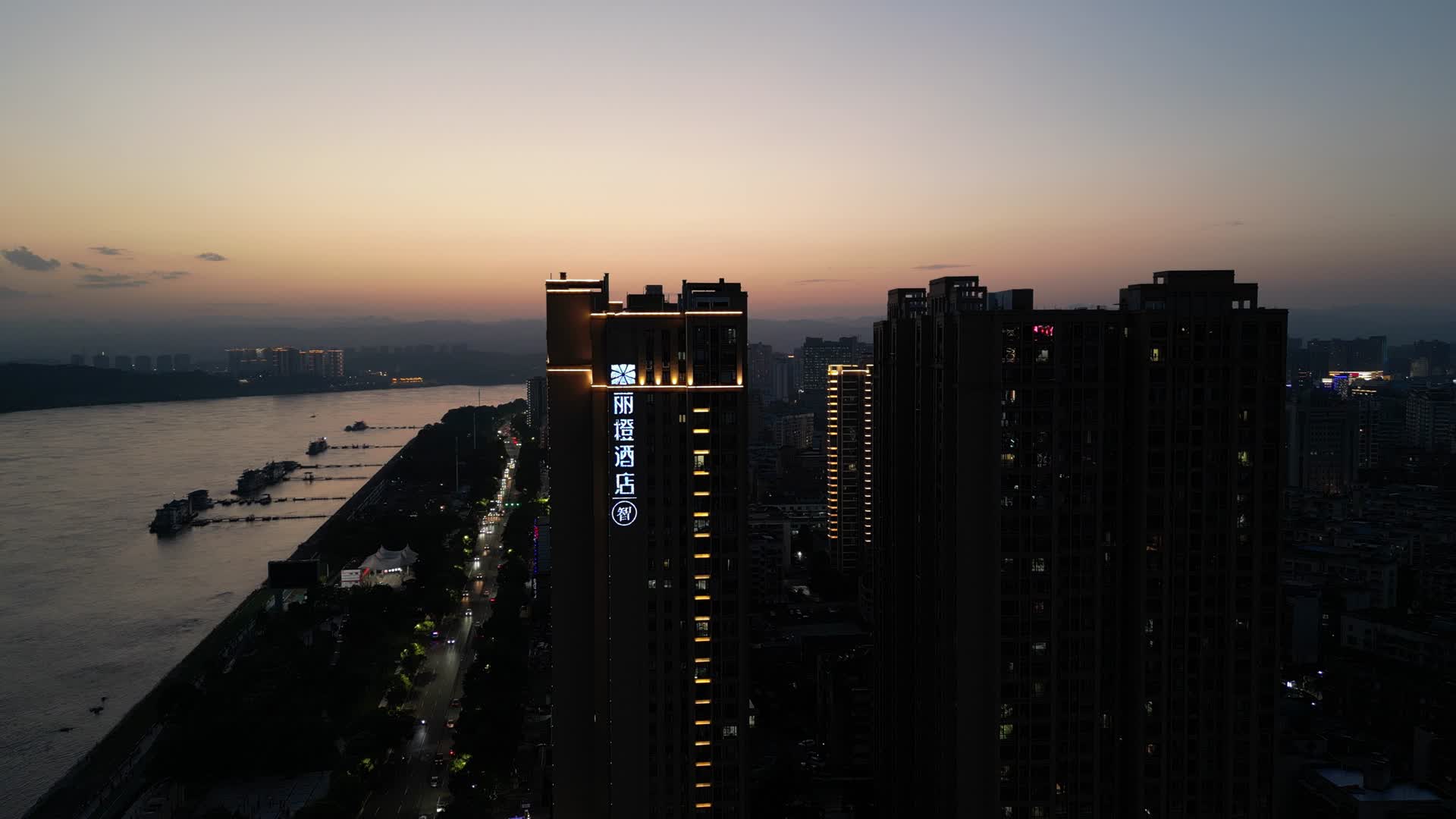 湖北宜昌城市夜景航拍视频的预览图