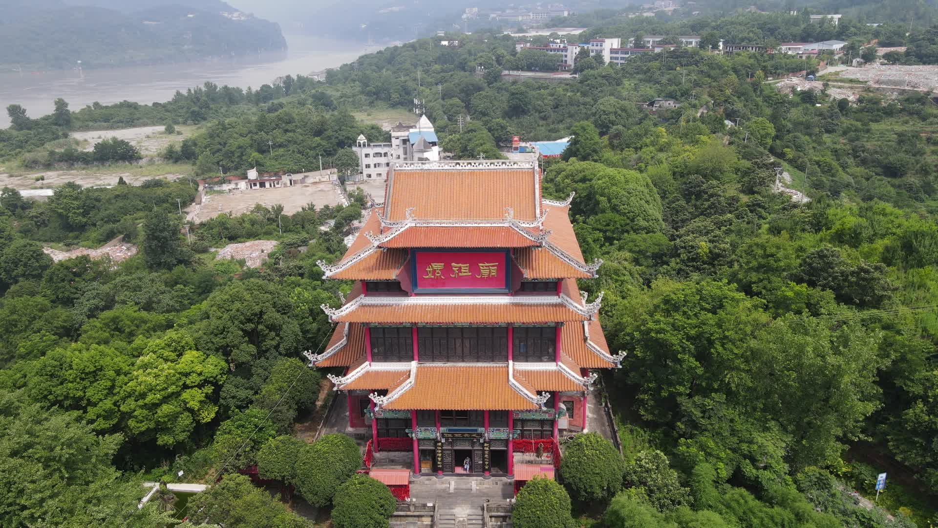 航拍湖北宜昌西陵峡妈祖庙视频的预览图