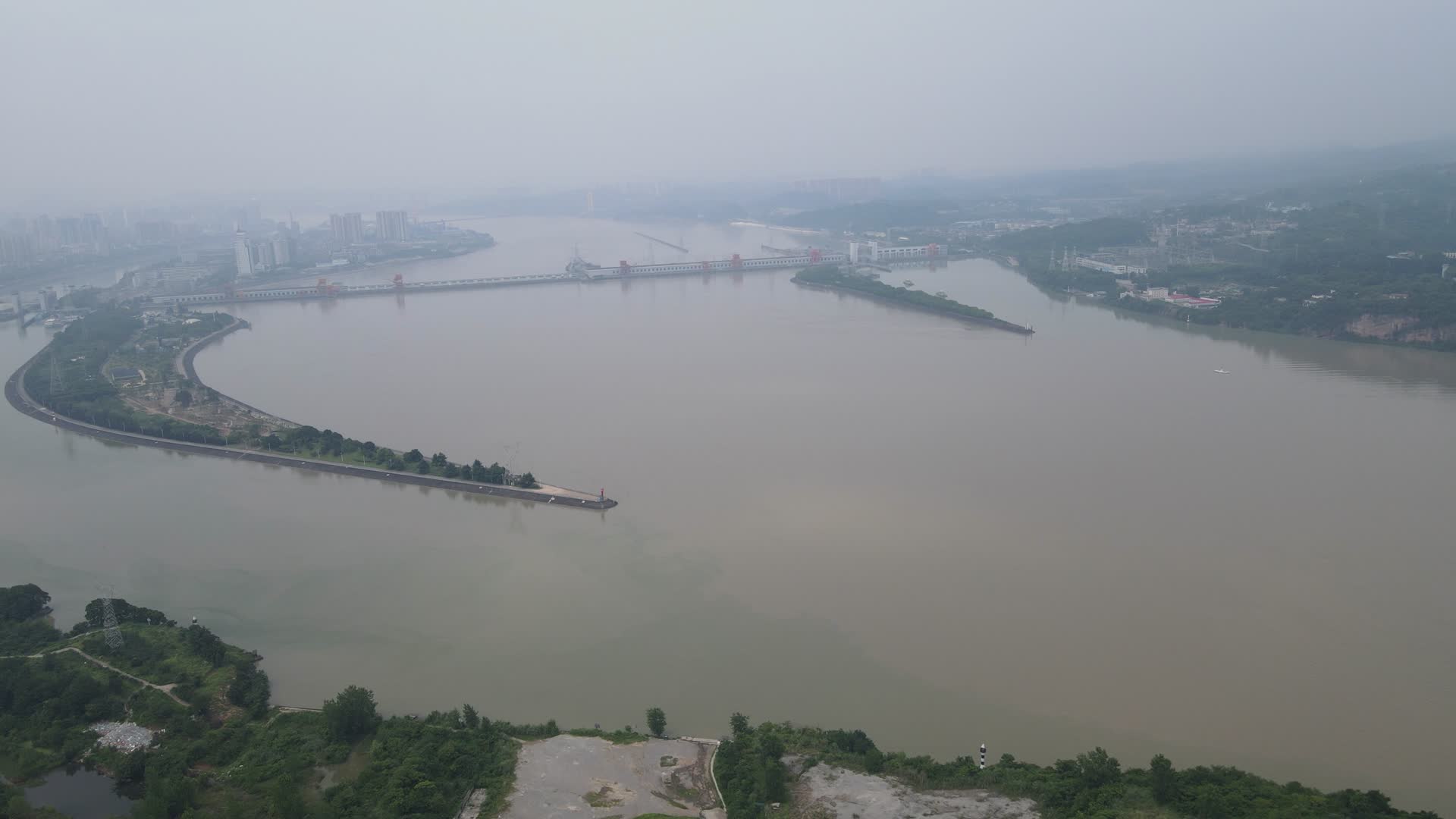 航拍湖北长江三峡风光视频的预览图