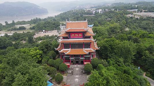航拍湖北宜昌西陵峡妈祖庙视频的预览图