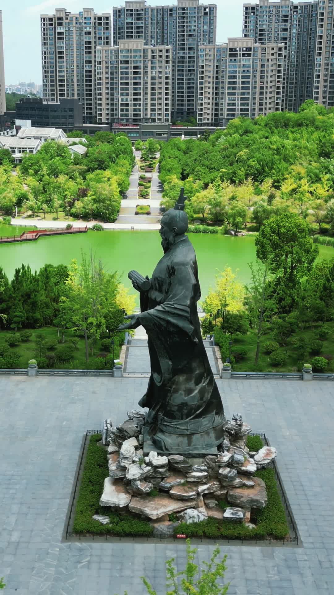 航拍湖北随州文化公园季梁雕像视频的预览图