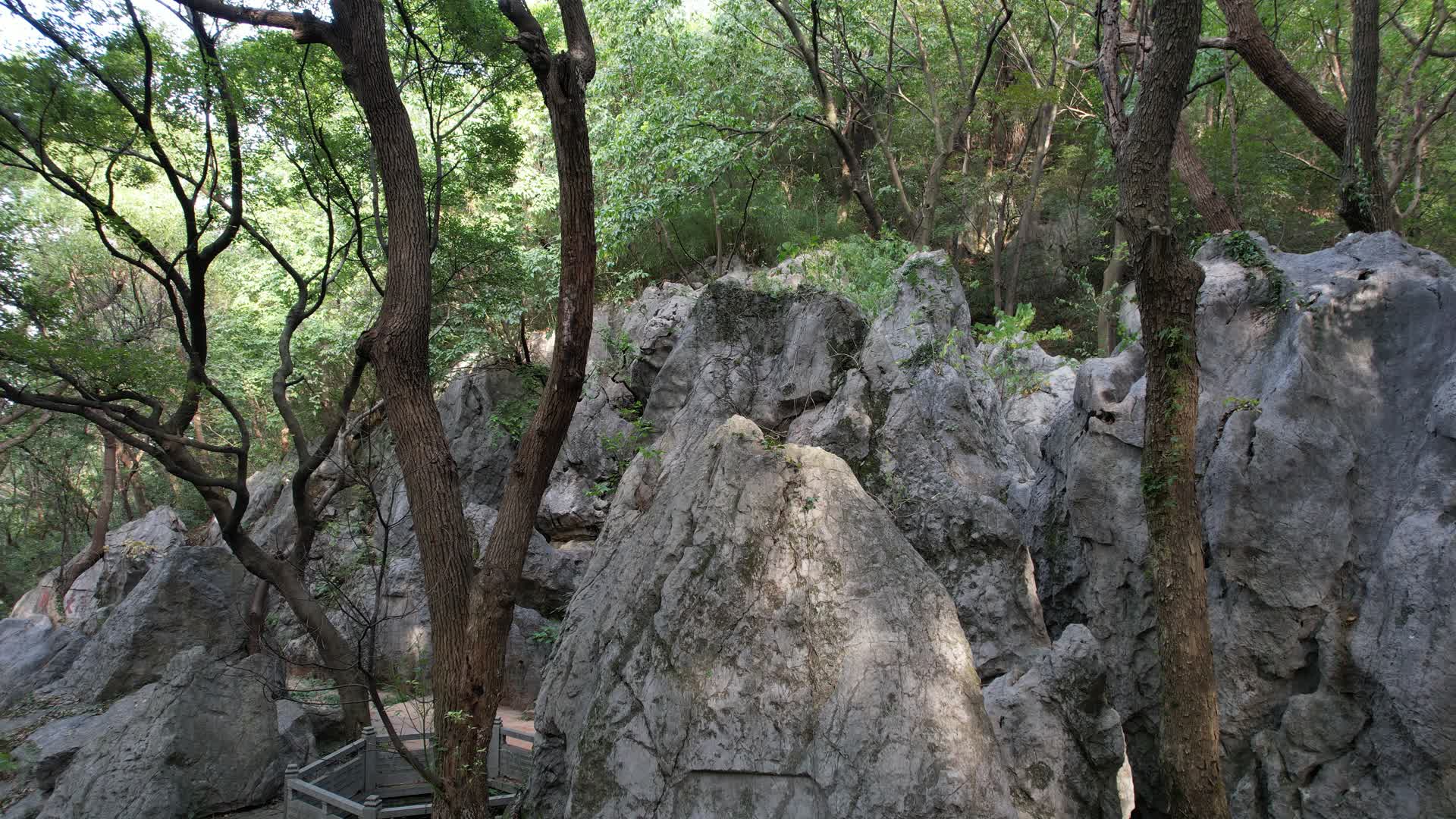 杭州凤凰山景区月岩航拍视频的预览图