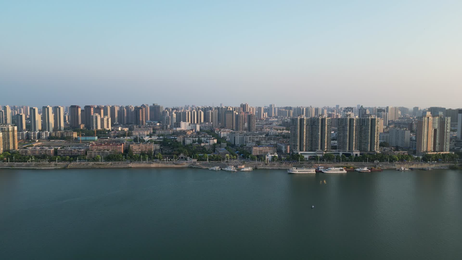 湖北襄阳汉江桥梁高楼建筑航拍视频的预览图