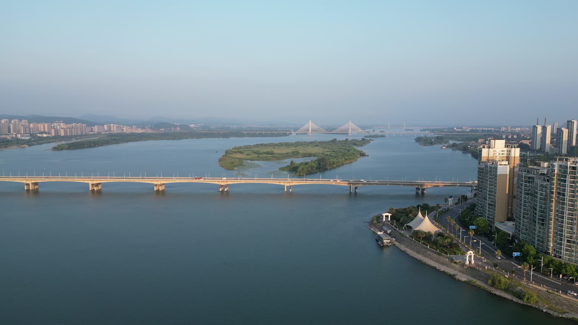 湖北襄阳汉江桥梁高楼建筑航拍视频的预览图
