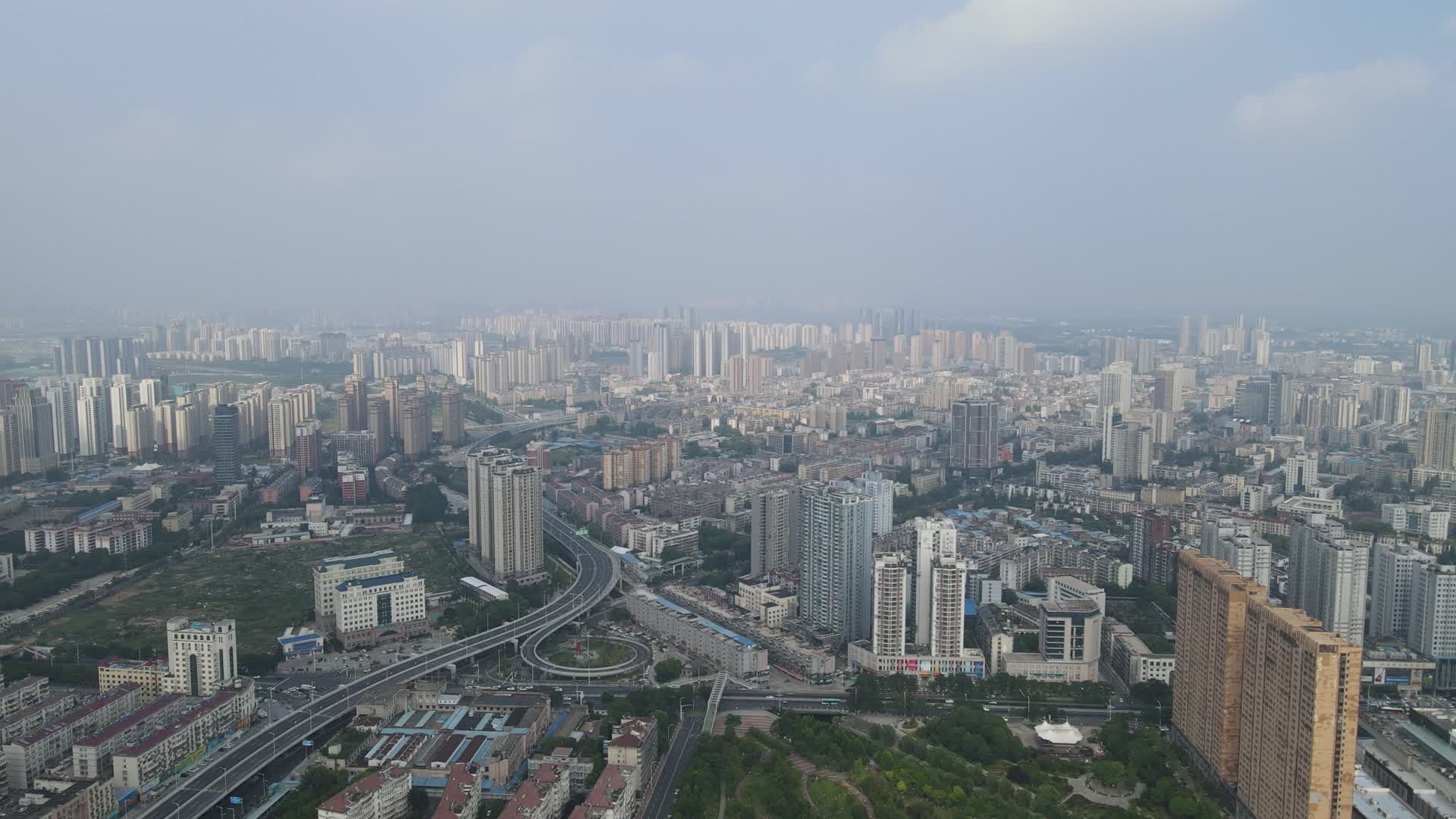 航拍湖北襄阳城市建设天际线视频的预览图