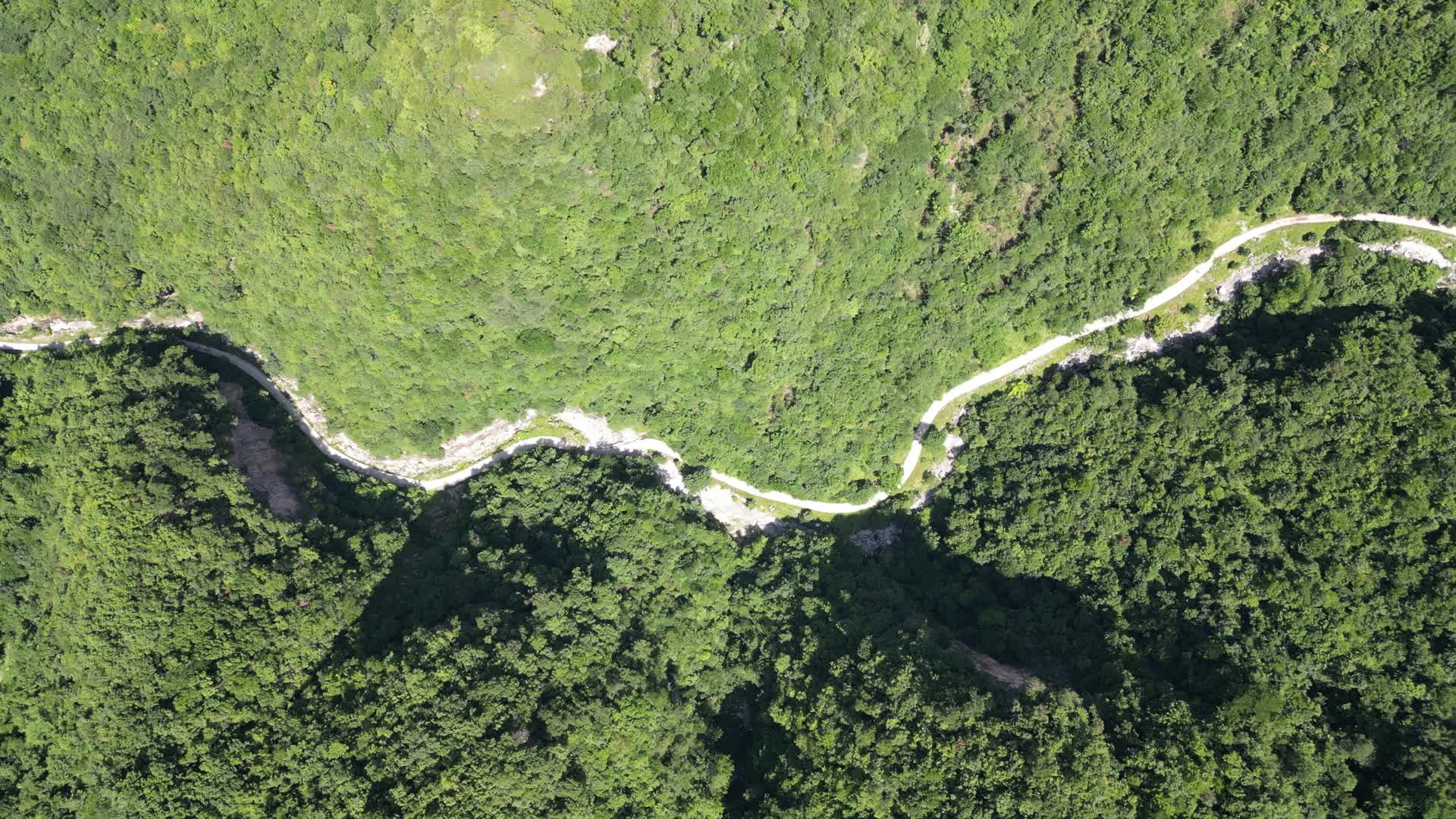 航拍大山山谷蜿蜒公里视频的预览图