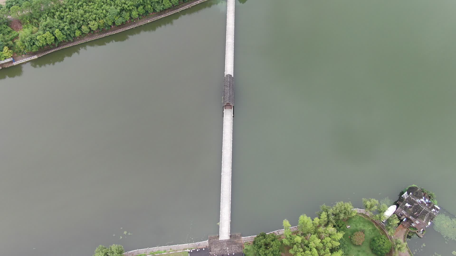 航拍湖面人行观光桥视频的预览图