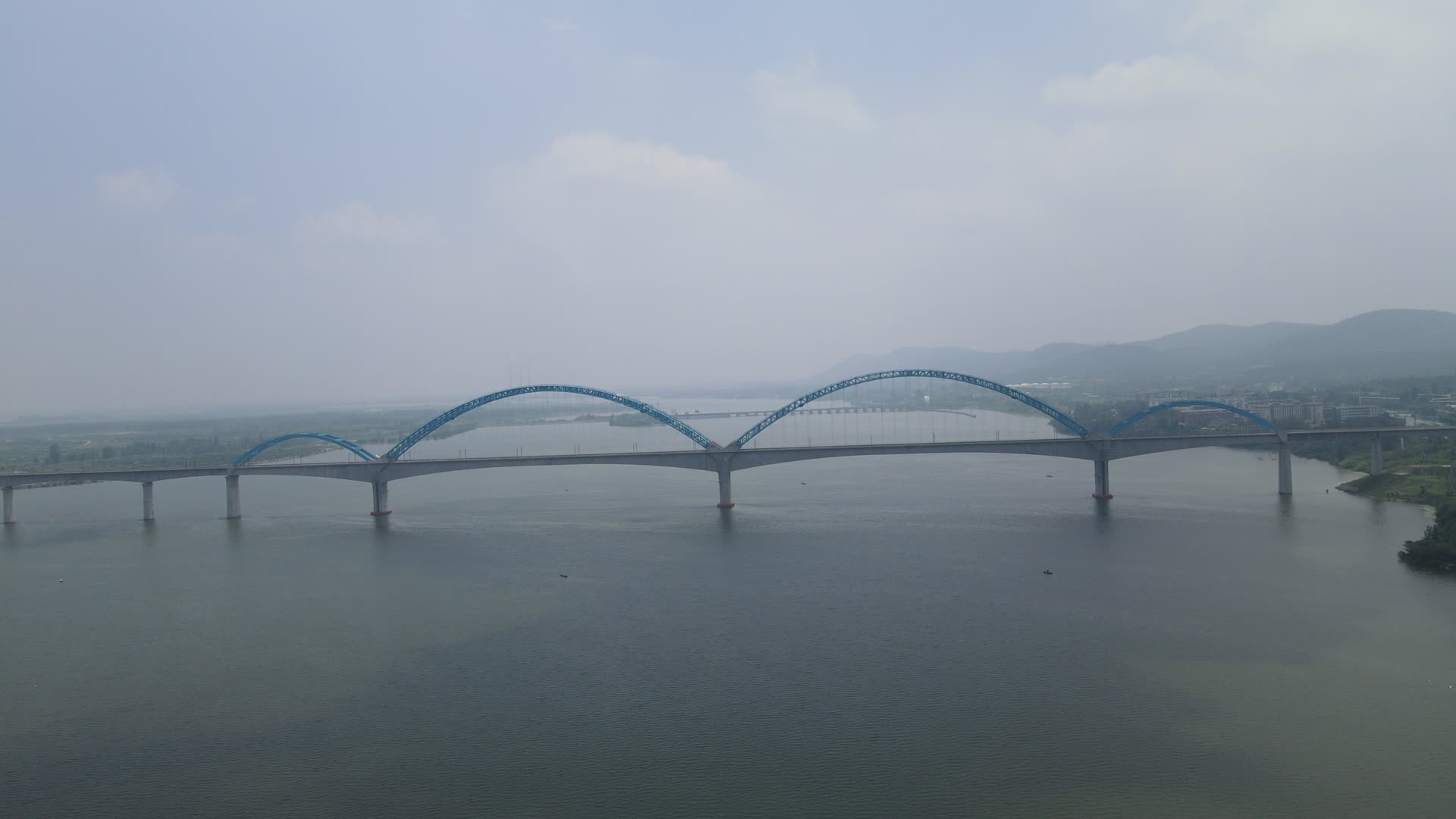航拍湖北襄阳汉江跨江大桥视频的预览图