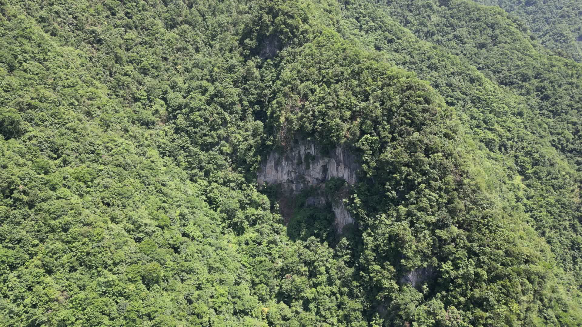 航拍大自然丛山峻岭山川视频的预览图