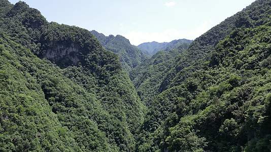 航拍巍峨大山森林山谷自然风景视频的预览图