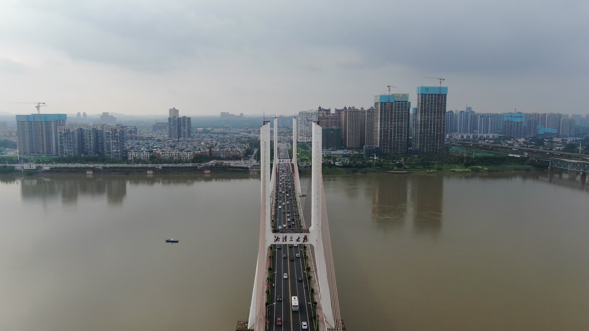湖南湘潭三桥交通航拍视频的预览图