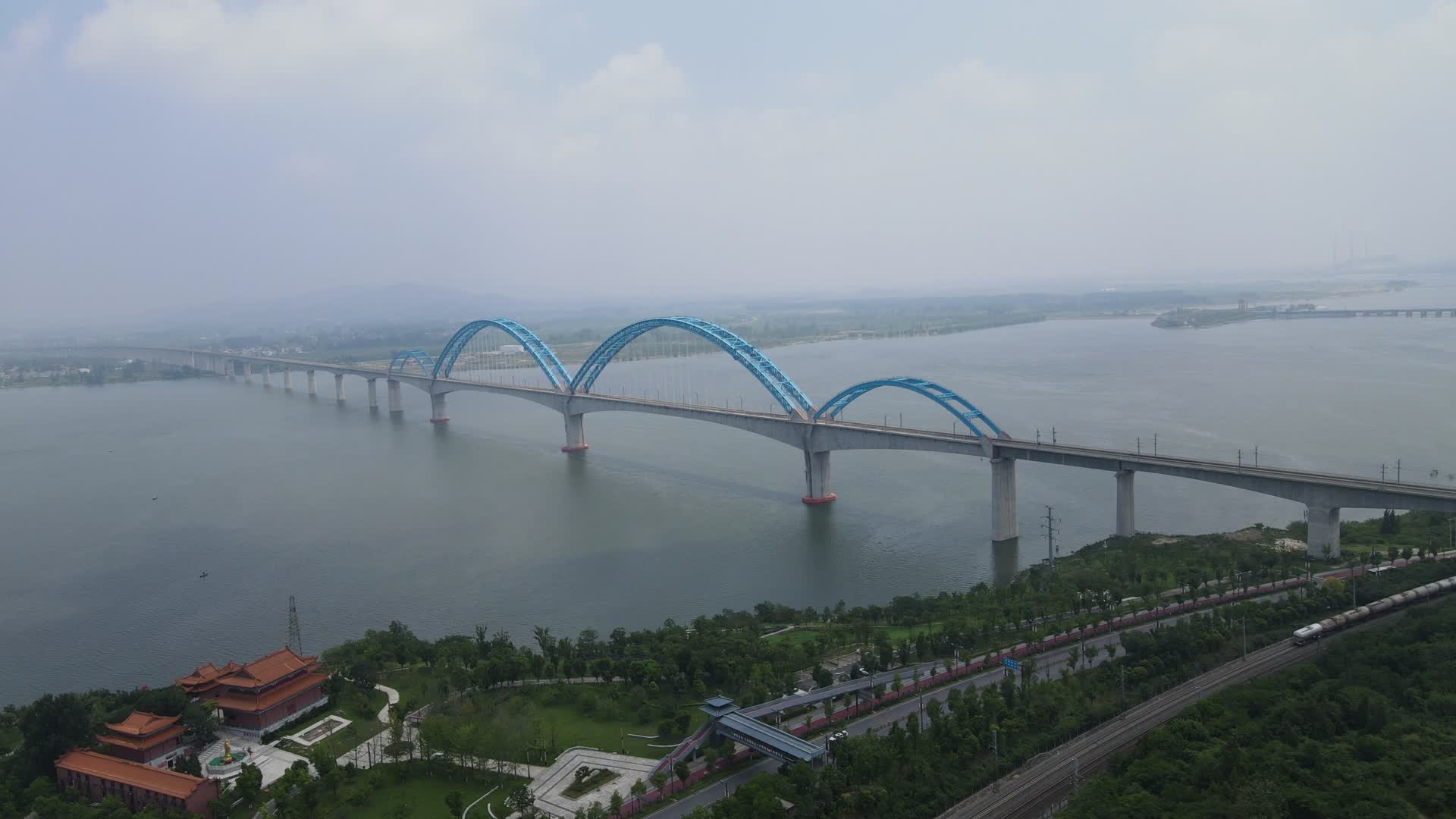 航拍湖北襄阳汉江跨江大桥视频的预览图