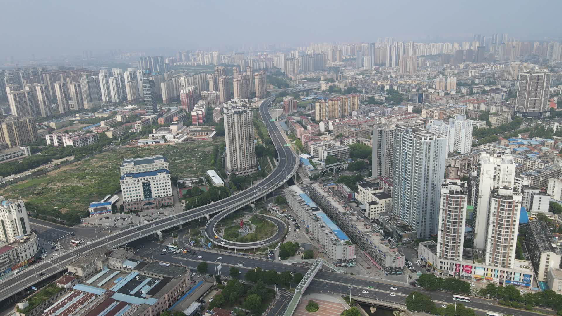 航拍湖北襄阳城市建设天际线视频的预览图
