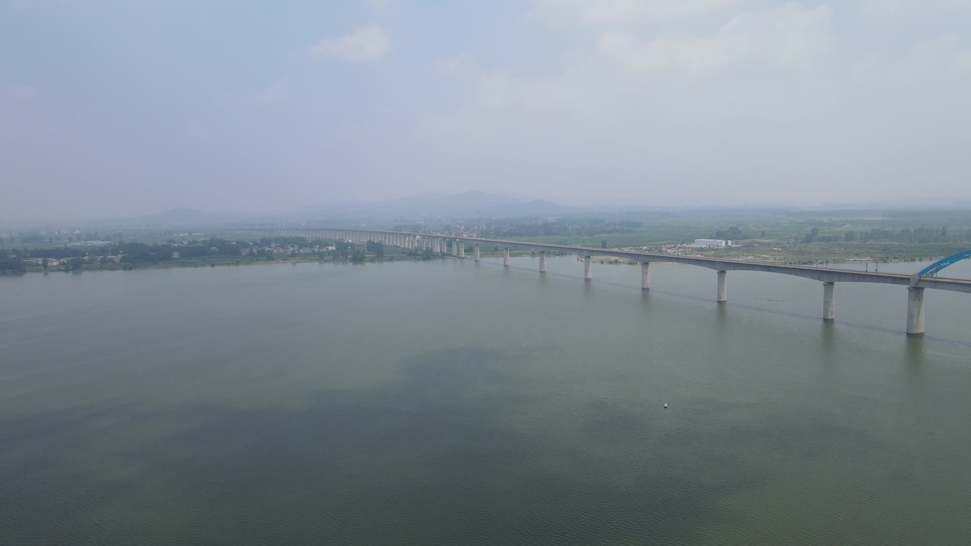 航拍湖北襄阳汉江风光视频的预览图