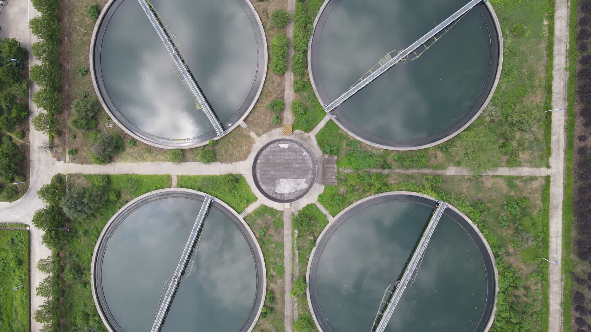 航拍城市水处理厂视频的预览图