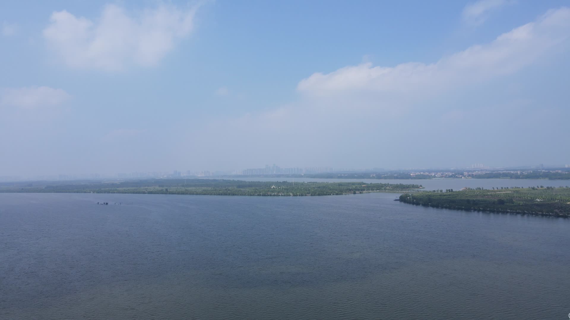 航拍湖北襄阳汉江东津大桥视频的预览图