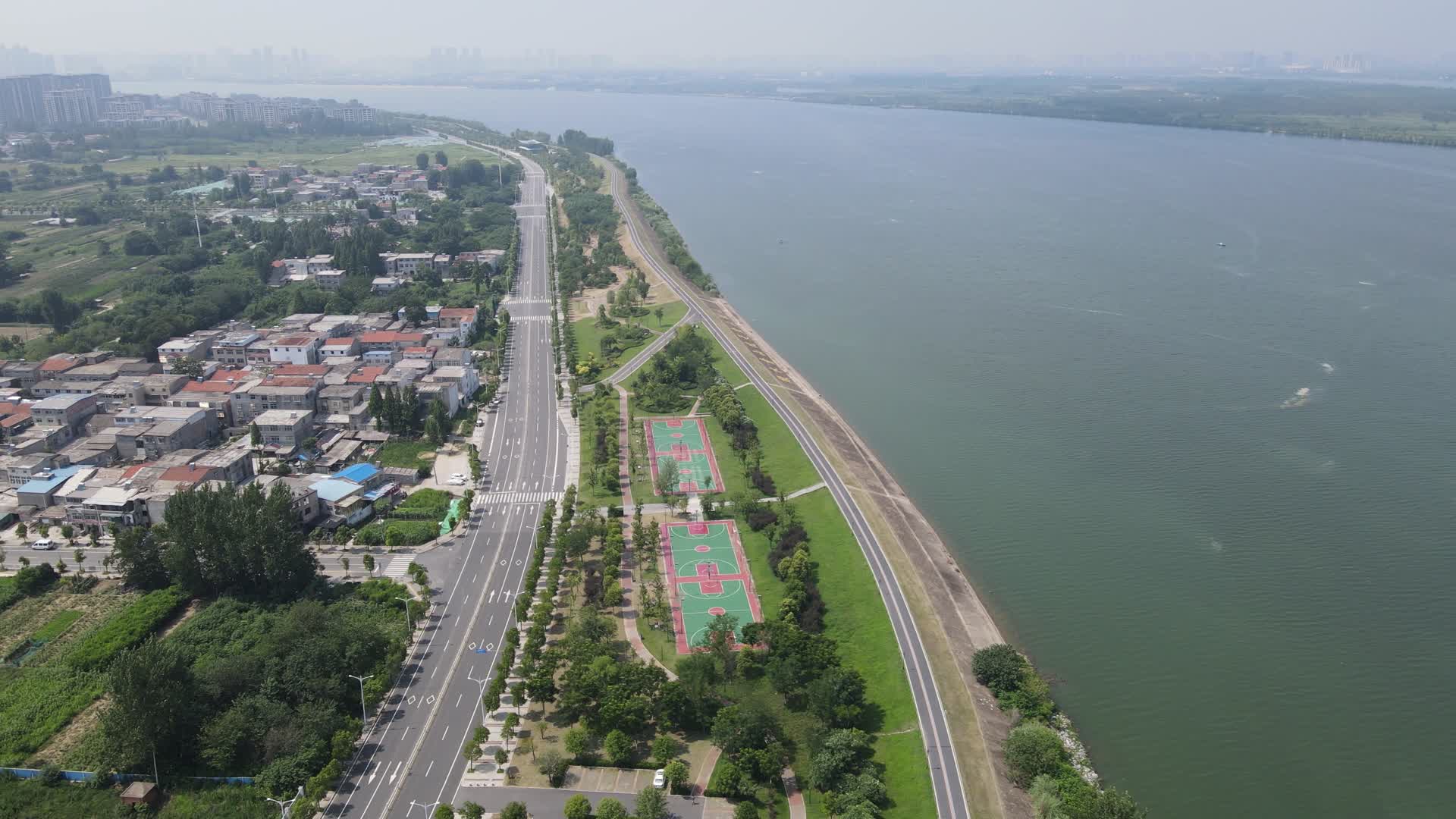 航拍湖北襄阳江滨公园视频的预览图