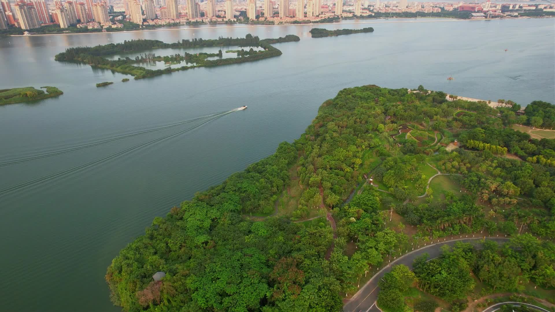 厦门航拍集美杏林湾水库景观视频的预览图
