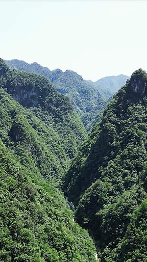 航拍巍峨大山森林山谷自然风景视频的预览图