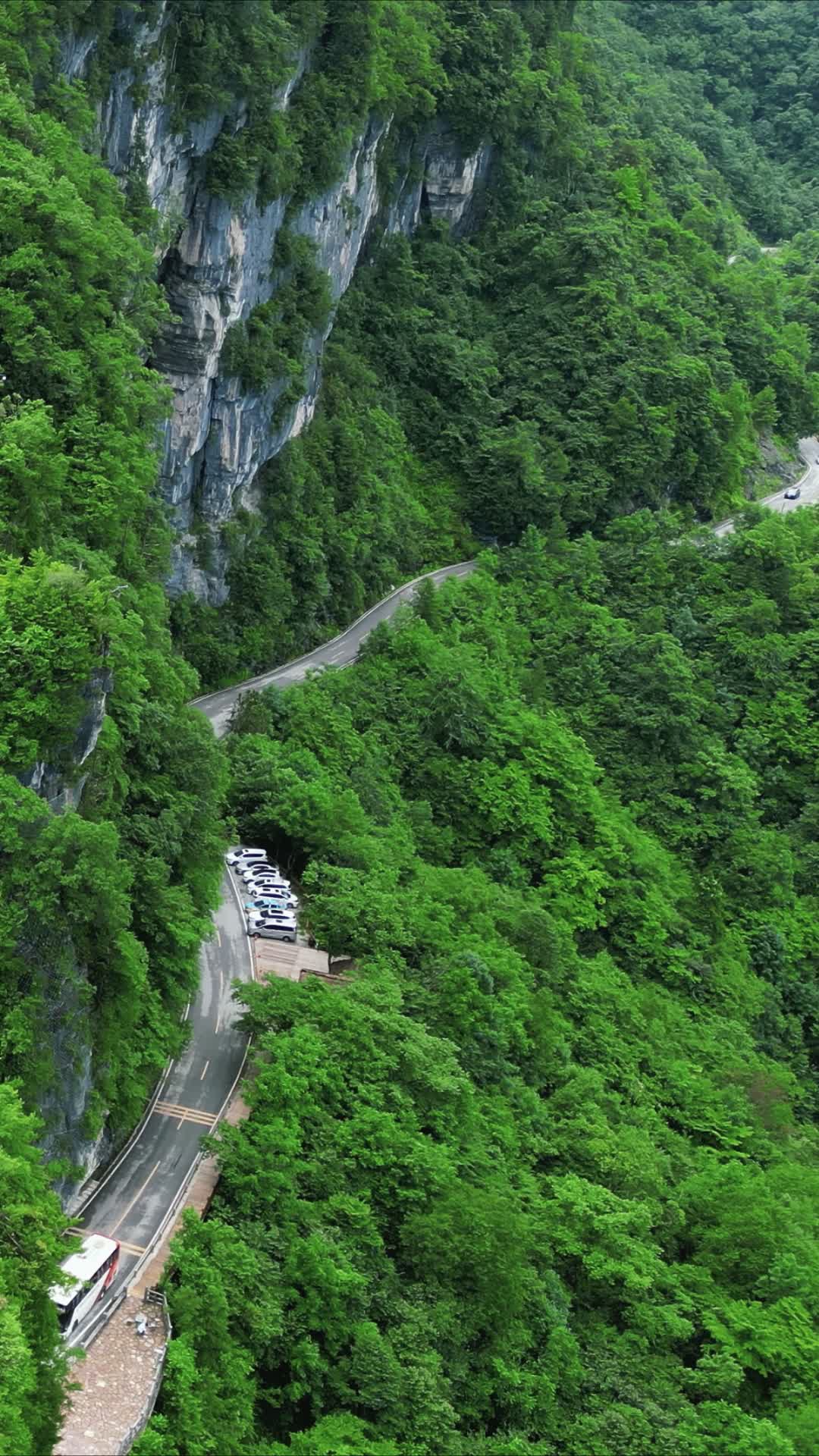 航拍大山蜿蜒盘山公路道路交通视频的预览图